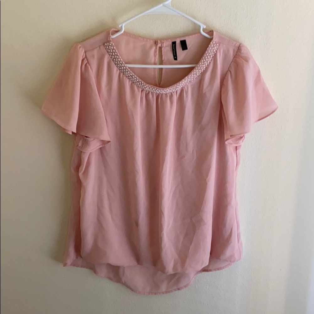 Flowy pink shirt with pearl collar